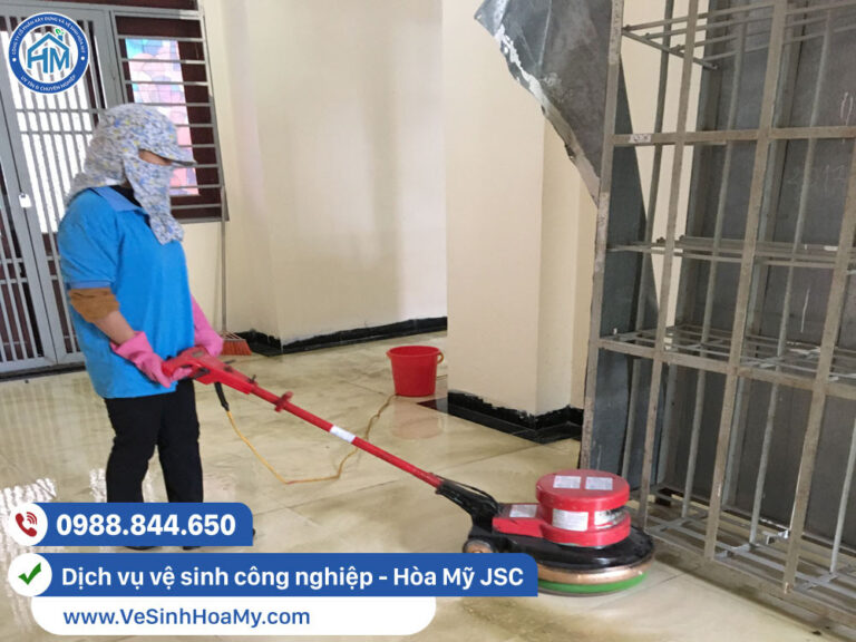 Vệ sinh công nghiệp tại Gia Lâm. Uy tín 10 năm kinh nghiệm. 3 Thực hiện chà và đánh bóng sàn nhà