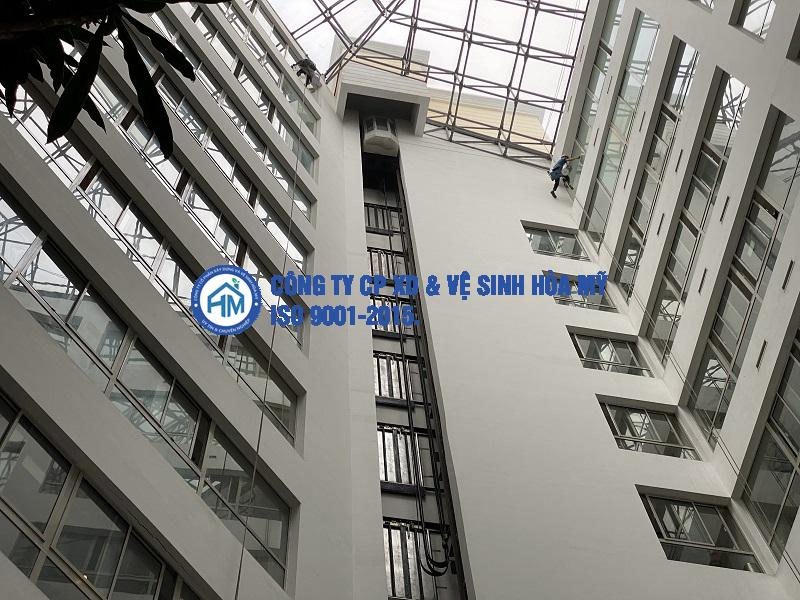 Nhu cầu vệ sinh công nghiệp lau kính nhà cao tầng tại Thanh Trì