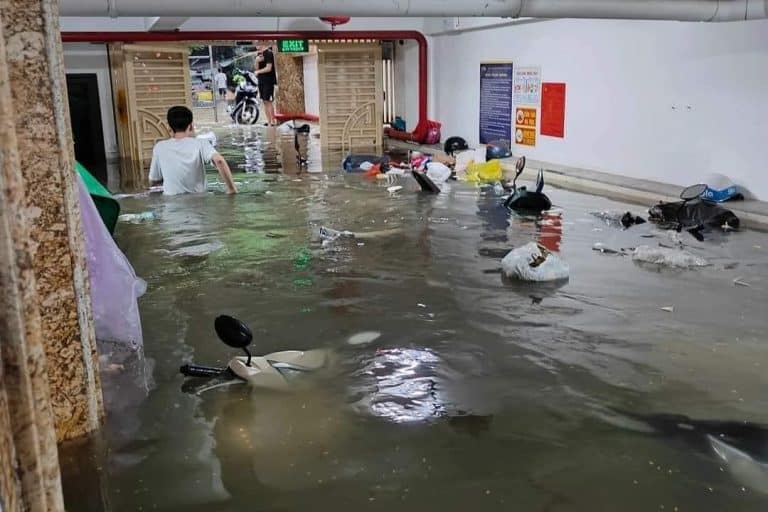 Dịch vụ hút nước ngập nhà ở tại quận Hoàn Kiếm chuyên nghiệp 4 thau rua be nuoc ngam bi ngap nuoc mua
